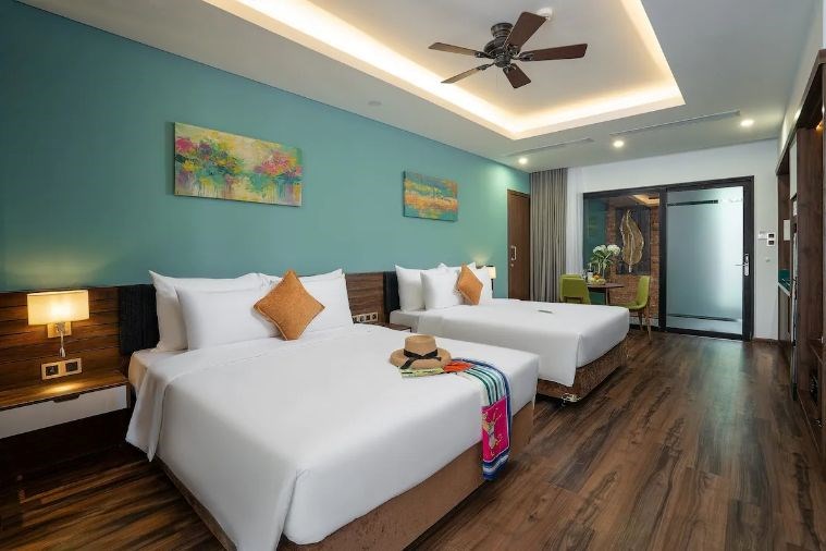 Studio Triple Room with Balcony City View